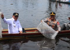 Bupati Bartim Tebar  30 Ribu Bibit Ikan di Danau Dayu