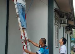 Semarak HUT Bartim dan RI, ASN Diskominfops Gotong Royong Bersihkan Lingkungan Kantor