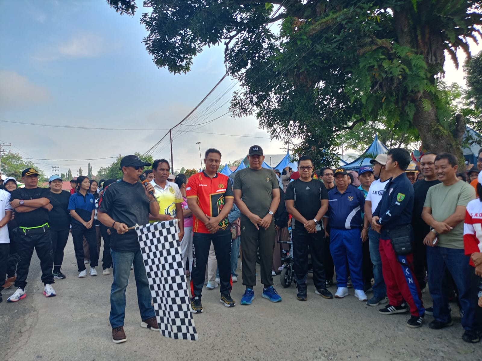 Jalan Sehat Adaro Spectapreneur Semarakkan Tamiang Layang, Ribuan Warga Antusias Hadiri Acara